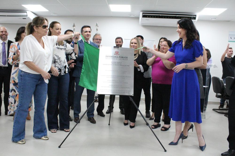 Defensora Pública-geral e mãe do defensor Bruno Haddad Galvão descerram a placa inaugural