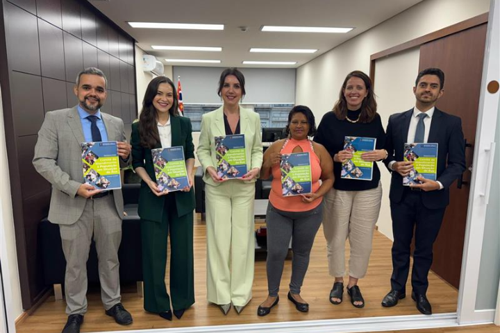 Documento apresenta um diagnóstico detalhado sobre as dificuldades enfrentadas pela população em situação de rua no acesso à Justiça e aos serviços públicos essenciais.