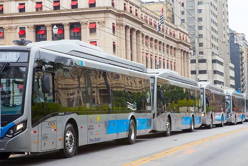 A Defensoria recomenda ainda que a Municipalidade exija das empresas concessionárias a apresentação de laudo técnico para as linhas que circulam em vias com características geométricas que impeçam a circulação de veículo modelo piso baixo