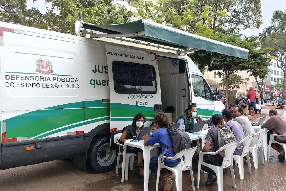 Defensoria Pública faz atendimento móvel à população em situação de rua na Praça Princesa Isabel
