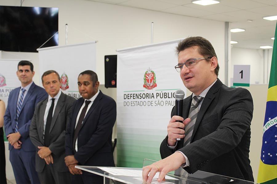 Defensor público-geral, Florisvaldo Fiorentino, fala durante a cerimônia